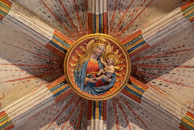 在德国蒂宾根市的圣乔治教堂内，礼拜堂的歌德拱顶上的圣母马利亚与圣子的浮雕