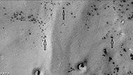 火星勘测轨道飞行器背景相机显示的乔利陨击坑中的黑斑和“蜘蛛”。“蜘蛛”看上去像模糊的斑点，它们是聚集在透明二氧化碳冰层下通道中的黑色尘埃。注：这是前一幅图像的放大版。