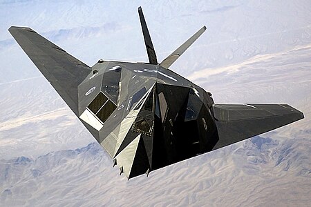 F-117夜鹰战斗攻击机的V型尾翼