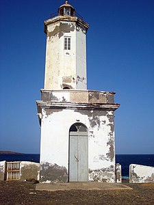 位在普拉亚港的入口处的多纳玛丽亚皮娅灯塔，建于1881年，以葡萄牙女王萨伏依的玛丽亚·皮娅命名。