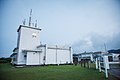 風力塔下方白色建築物即蘭嶼氣象站辦公室。