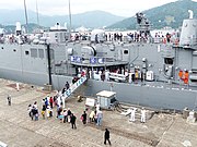 2013年中正军港营区开放活动，子仪军舰中部游人如织的盛况，摄于济阳级凤阳军舰（FFG-933）中部最上甲板。