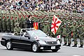 2018年安倍晉三以自衛隊最高指揮官身份乘坐檢閱車檢閱受閱部隊