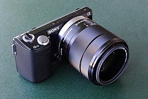黑色的NEX-5N，安装18-55mm套机镜头。