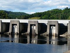 阿让塔大坝（法语：Barrage d'Argentat）