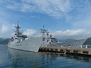 2013年中正军港营区开放活动开幕式前，停泊12号码头的济阳级凤阳军舰（左，FFG-933）与子仪军舰（右）。