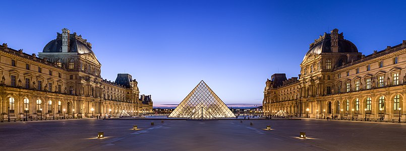 黄昏时分的拿破仑广场(Cour Napoleon)和金字塔