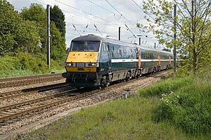 图中车头即为东海岸全国特快使用的英国铁路4型客车控制车/货车合造车。
