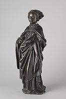 Figure I: Mourner with braided hair and a hanging veil. She wears a houppelande and a cloak tied with a band on her upper chest.[35]