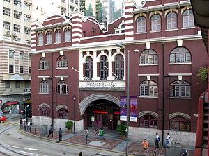 爱德华时代风格的红砖造建筑物，正门上方写了“WESTERN MARKET”