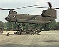 CH-47 吊挂M198 榴弹炮。