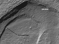 在公共目标计划下，火星全球探勘者号在挪亚区用火星轨道器相机拍摄到一座在另一个时代被掩埋的陨石坑，现在因侵蚀而显露。