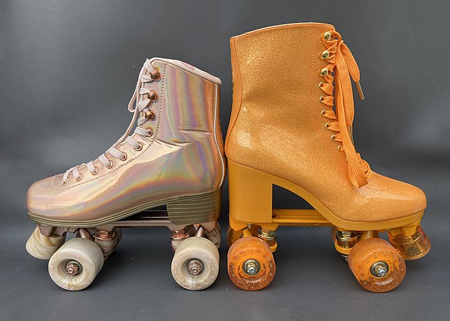 图为玫瑰金色轮滑鞋与橘色高跟款式的对比。詹姆斯·L·普林顿于161年前的今天获得了他发明的轮滑鞋的美国专利权。