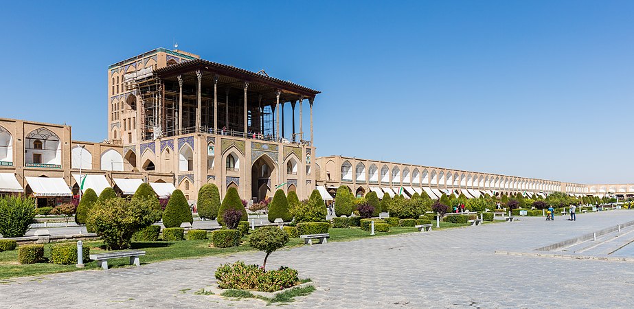 伊朗伊斯法罕的阿里卡普宫（意为大门）。这地方的名字叫大门，因为它就在萨非王朝宫殿的入口处，从伊玛目广场一直延伸到夏巴大道。