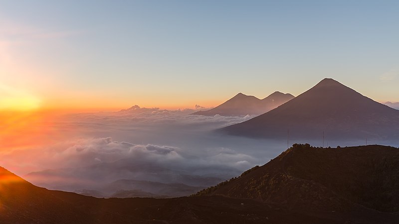 图为危地马拉的帕卡亚火山。以低难度的登山而言，帕卡亚火山山顶的富埃戈火山、阿卡特南戈火山和水火山美景可说是相当值得。