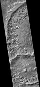 火星勘测轨道飞行器背景相机拍摄的哈特维希陨击坑西侧部分。