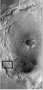 火星勘测轨道飞行器背景相机拍摄的班贝格陨击坑图像，方框显示了在下一幅图像中的区域。