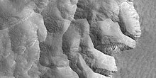 HiWish计划下高分辨率成像科学设备显示的米兰科维奇撞击坑部分区域近景，这是其中一处冰特别明显的地方之一。