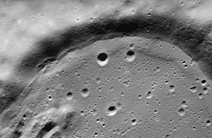 鲍迪许陨石坑西南坑壁斜视图，显示了"水位线"和熔岩抵达处形成的阶地结构。