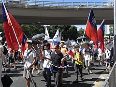 游行人士挥舞中华民国国旗