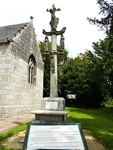 At the top of the calvary the sculpture depicting the crucified Christ has a pietà on the reverse side. Below is the upper crosspiece which has an angel and a demon depicted at its ends. There was originally a depiction of the good and bad robber on this crosspiece. On the lower crosspiece we see the sculptures depicting the Virgin Mary and John the Evangelist and below them the statue of Saint Geneviève