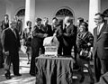 1963年，美国总统约翰·F·肯尼迪于遇刺前三天，所获赠尚未赦免的火鸡