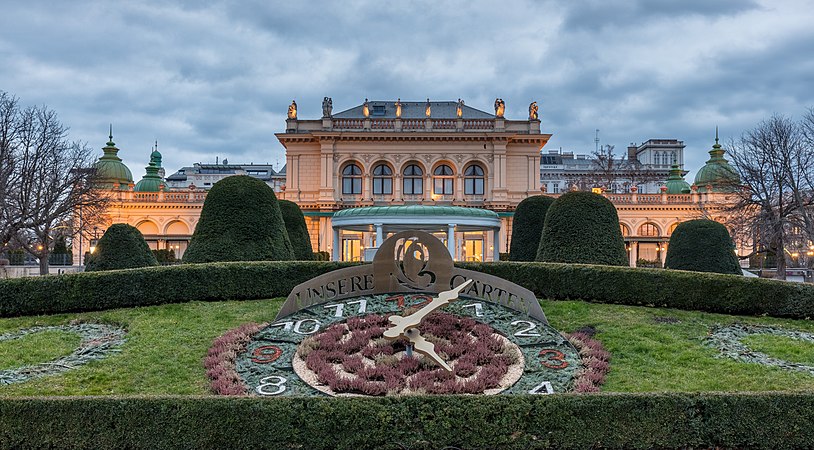 图为奥地利维也纳城市公园库尔沙龙音乐厅前的花钟。