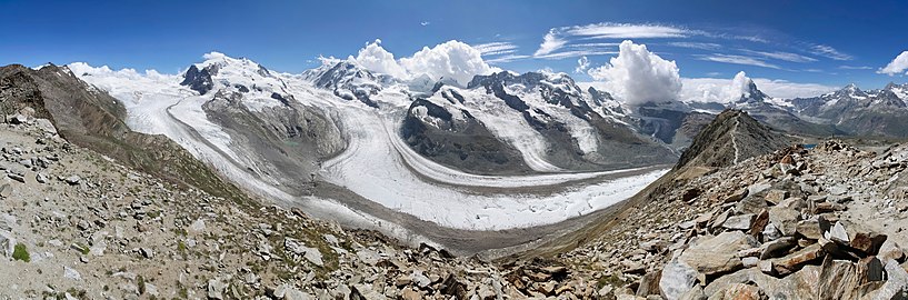 2012: The upper Gorner Glacier is losing contact with the Grenzgletcher; the middle moraine in particular will no longer be fed by its originally upper part.