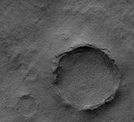 高分辨率成像科学设备显示的赫顿陨击坑区域，点击图片可查看图案地面。
