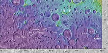 显示了特比陨击坑和附近陨石坑的火星轨道器激光高度计地形图，颜色表示海拔高度。