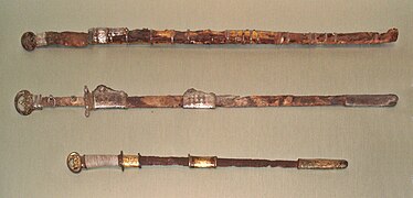 隋代的两把中国剑（上图），以及日本刀与刀鞘（下图），公元6世纪，大都会艺术博物馆。