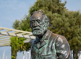 Depth of field between statue and background