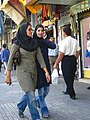 穿戴头巾但露出一些头发的伊朗穆斯林女性