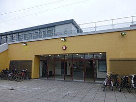 位于城堡主街（Slotsherrensvej）一侧的出口