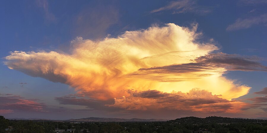图为鬃积雨云，摄于澳大利亚的新南威尔士州。