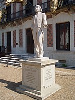 Statue in front of Robert-Houdin's home in Blois