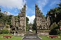 巴厘岛植物园的剖开式大门