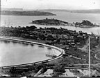 1880年代的悉尼湾，近处半岛为便利朗角，其背后为农场湾