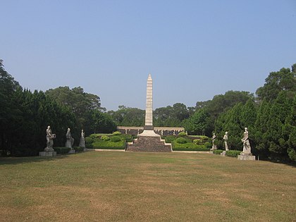 位于惠城区丰山公园内的东江人民革命烈士纪念碑。