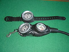 Comparison of wrist and console mount for diving compasses