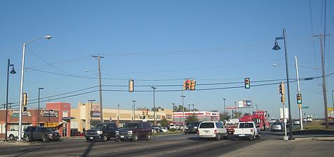 位于美国德州沃斯堡的信号灯组，以钢缆悬挂各个方向的所有信号灯箱。