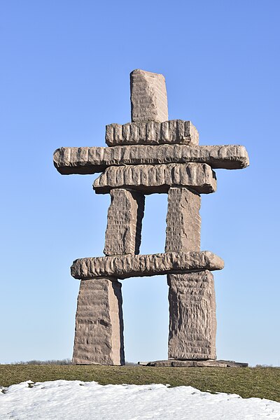 图为因努伊特石堆，由石头堆叠而成的塑像，主要见于北极地区，常被用作定位工具。图中的石堆位于加拿大安大略省多伦多的西部（靠近安大略湖）。