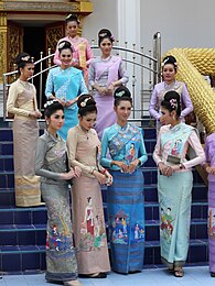 穿着帕农（英语：Panung）的泰国妇女