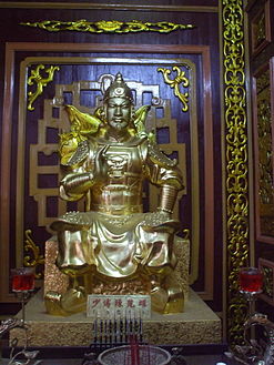 Tượng thờ Thiếu phó（越南语：Tam thiếu） Trần Quang Diệu trong Điện Tây Sơn.