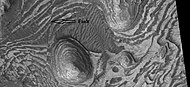HiWish计划下高分辨率成像科学设备所看到的菲尔索夫陨击坑中的岩层和断层，箭头显示了一处较大的断层，但图中还有其他一些较小的断层。
