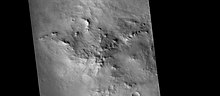 火星勘測軌道飛行器背景相機拍攝的佩蒂特隕擊坑中央峰，可看到一些暗坡條紋。