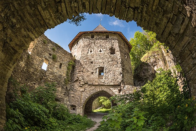 图为位于乌克兰卡缅涅茨-波多利斯基城堡内的下波兰门（乌克兰语：Нижня Польська брама）。