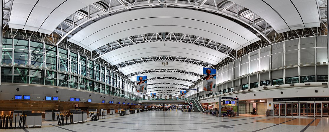 图为阿根廷布宜诺斯艾利斯皮斯塔里尼部长国际机场的内部全景。