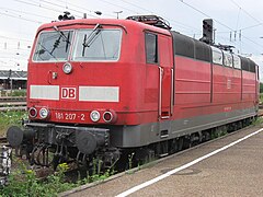 采用交通红色涂装的181 207-2号机车于卡尔斯鲁厄