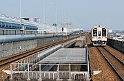 胜川交流道 - 山田西交流道间与东海交通事业城北线并行（味美车站）。